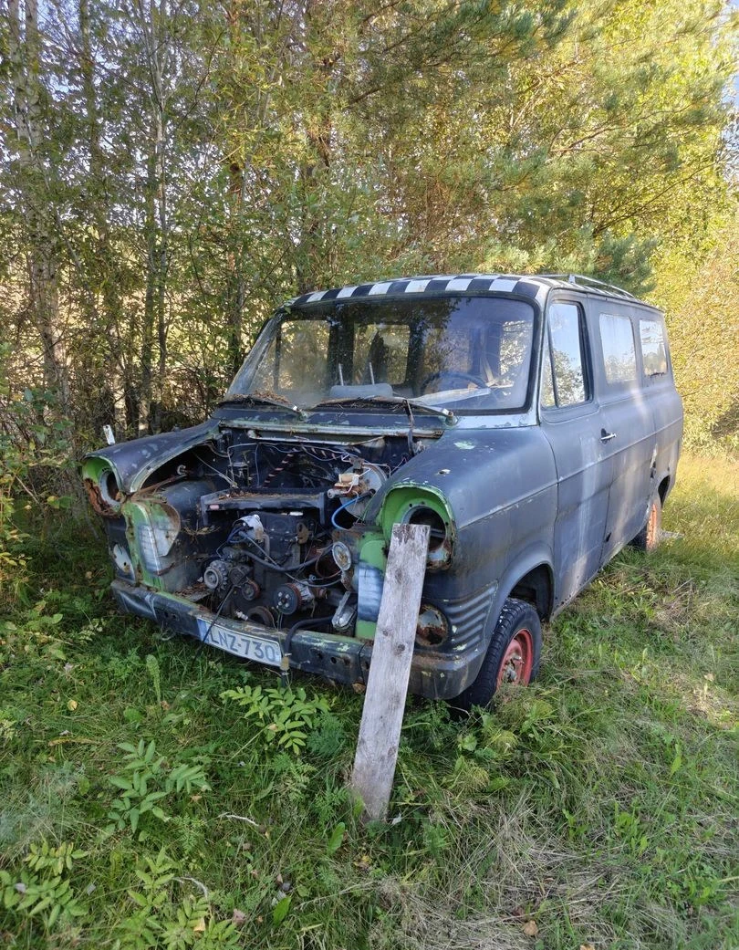 Ford Transit, rähjäinen, harmaa